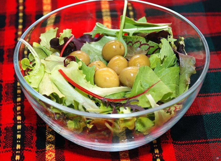Салат курица масло оливковое. Зеленый салат. оливковый салат. вкусное оливковое масло для салатов. салат аперитив.