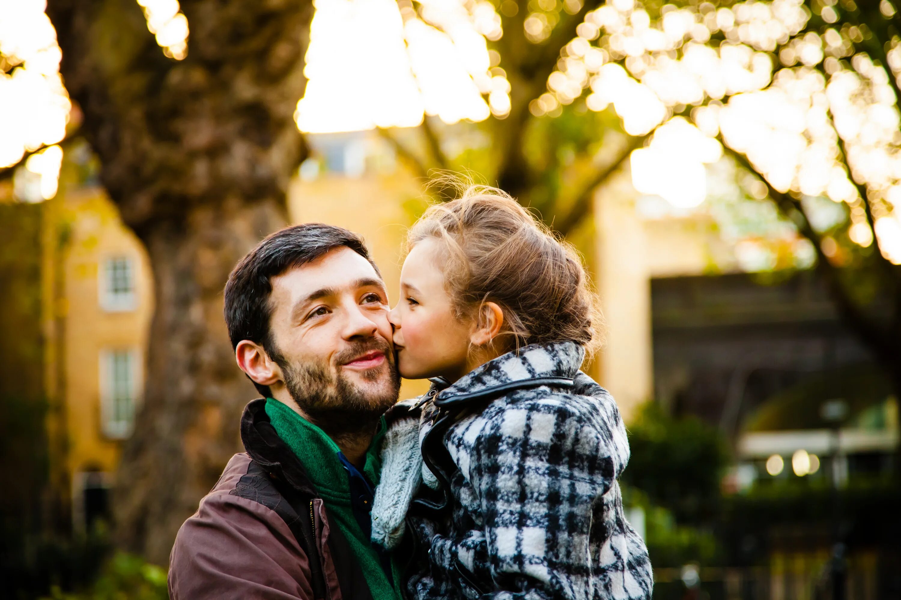 Dad young daughter. Самая заботливая дочь. Поперед батьки. Одинокий отец 2010. Daughter father поцелуи.