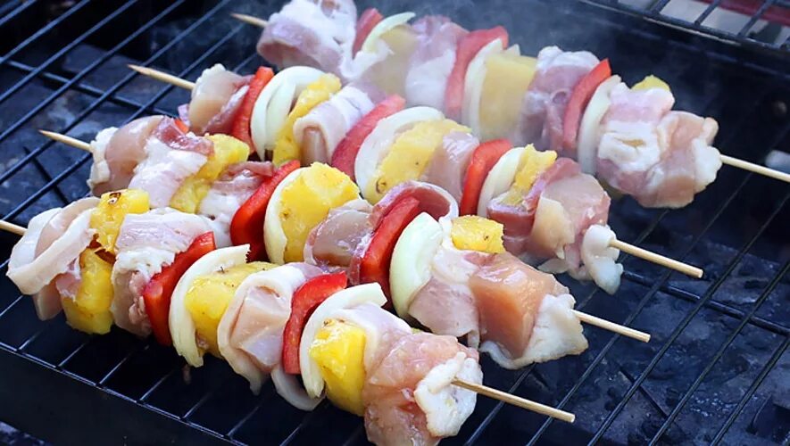 Курица на шпажках с беконом. Шашлык из курицы с ананасом на шпажках в духовке. курица в беконе на шпажках. шпажки с беконом. куриные шашлычки с ананасом.