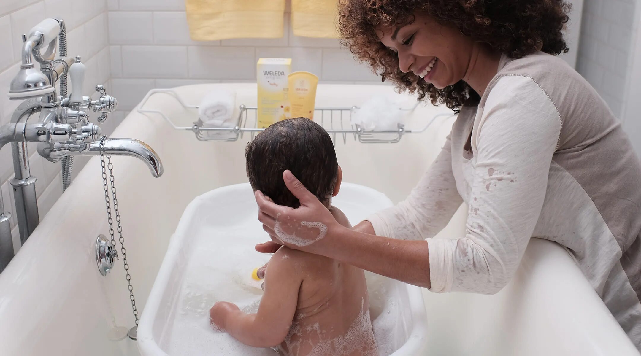 Зрелая мама в ванной. Мама купает ребенка. Мыть детей. Молодая мамочка в ванной. Мыло для детей.