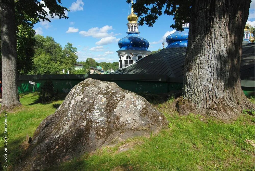 Древние армянские надгробные камни. Серафим саровский на камне. Саров камень серафима саровского. Старцев камень. Старец филлип луганск могила.