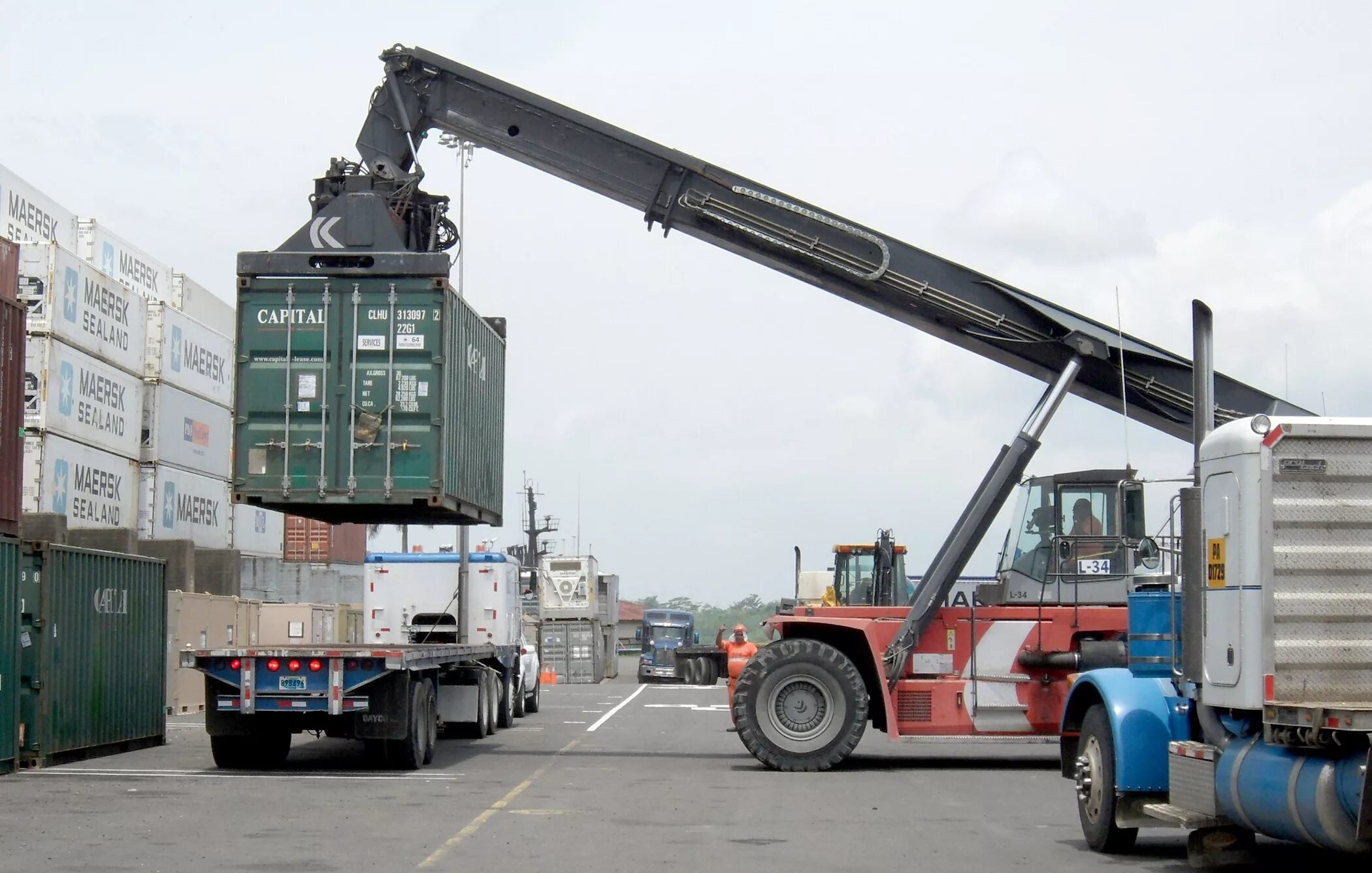 Imports loader. Транспортный контейнер. Погрузка контейнеров. Оборудование для погрузки контейнеров. Разгрузка контейнеров.