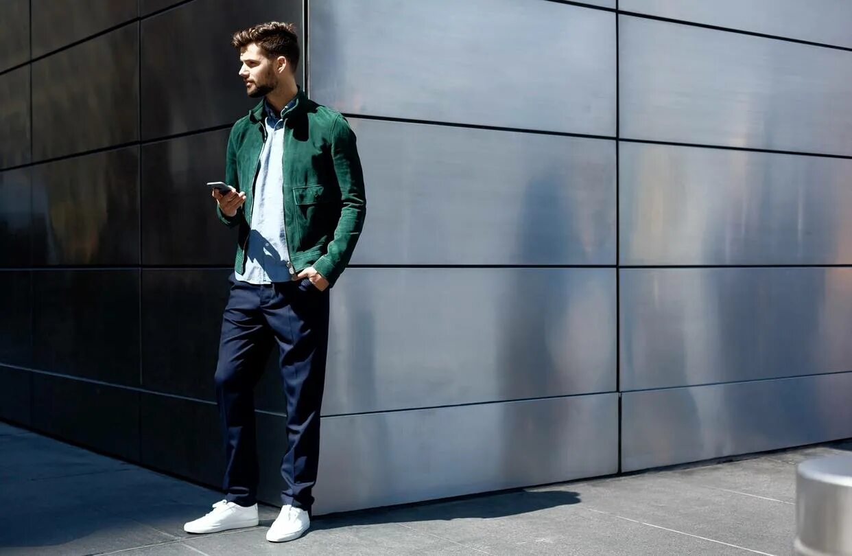 мужской стиль 2021 2022. 2024 год. контемпорари стиль в интерьере. костюм в бельевом стиле. бежевый тотал лук.