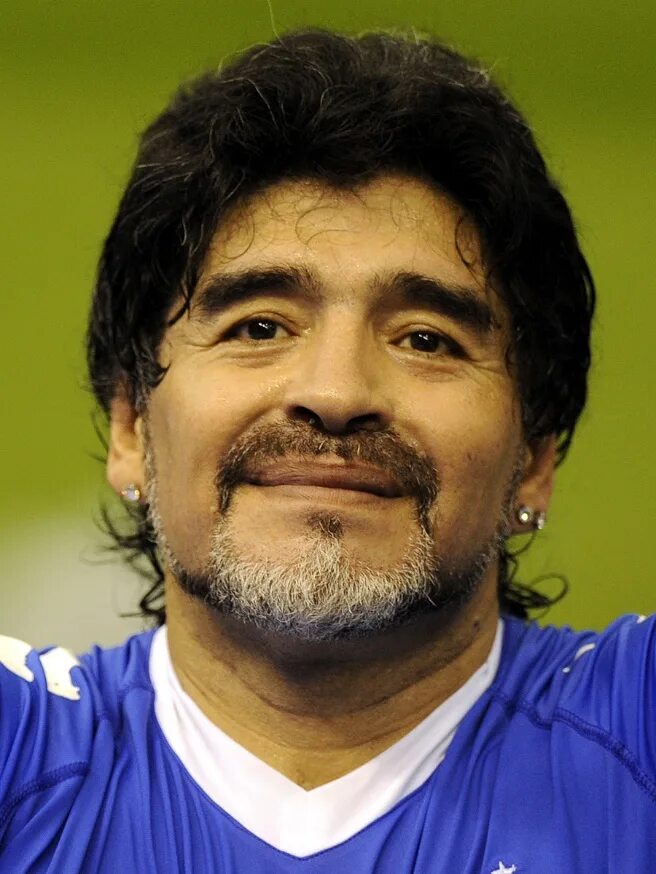 Maradona, foto hot con Rocio: la cinge da dietro e le palpa i seni