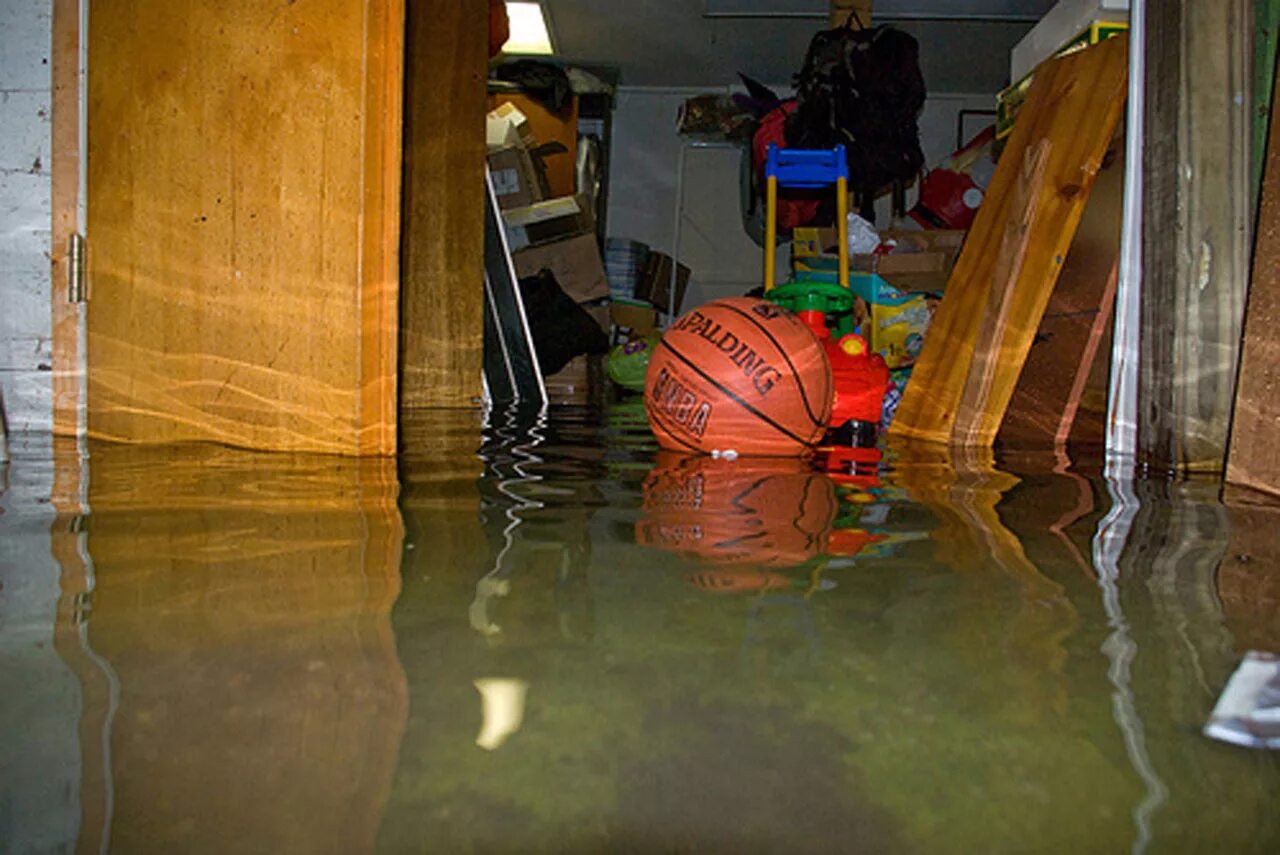 Потоп в подвале. Затопление квартиры. Затопленный погреб. Подвал затоплен.