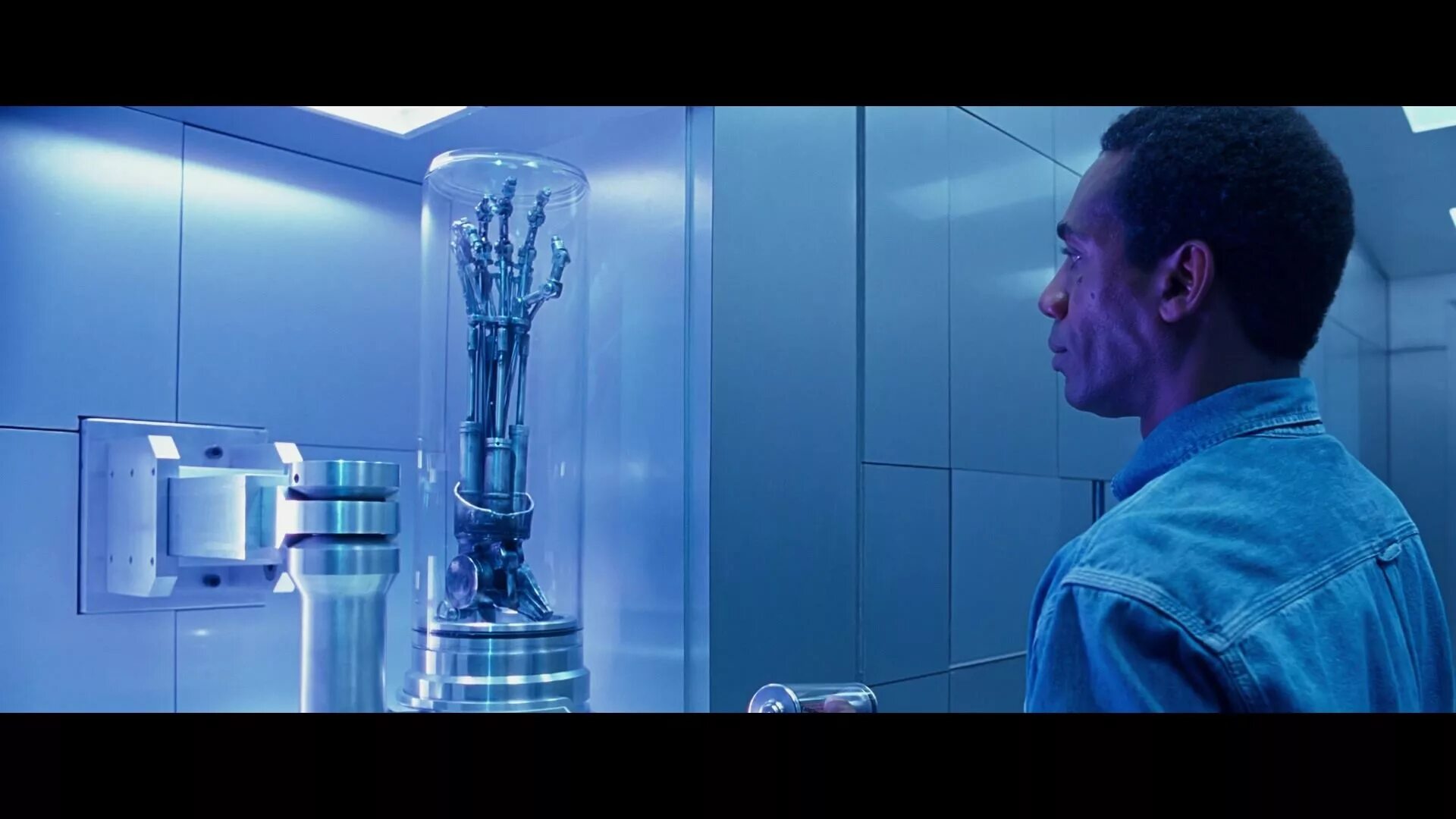 Арнольд шварценеггер терминатор 2 гиф. Терминатор т 800 арнольд. Терминатор 2 рука. Терминатор t800 эндоскелет. Шварценеггер терминатор рука.