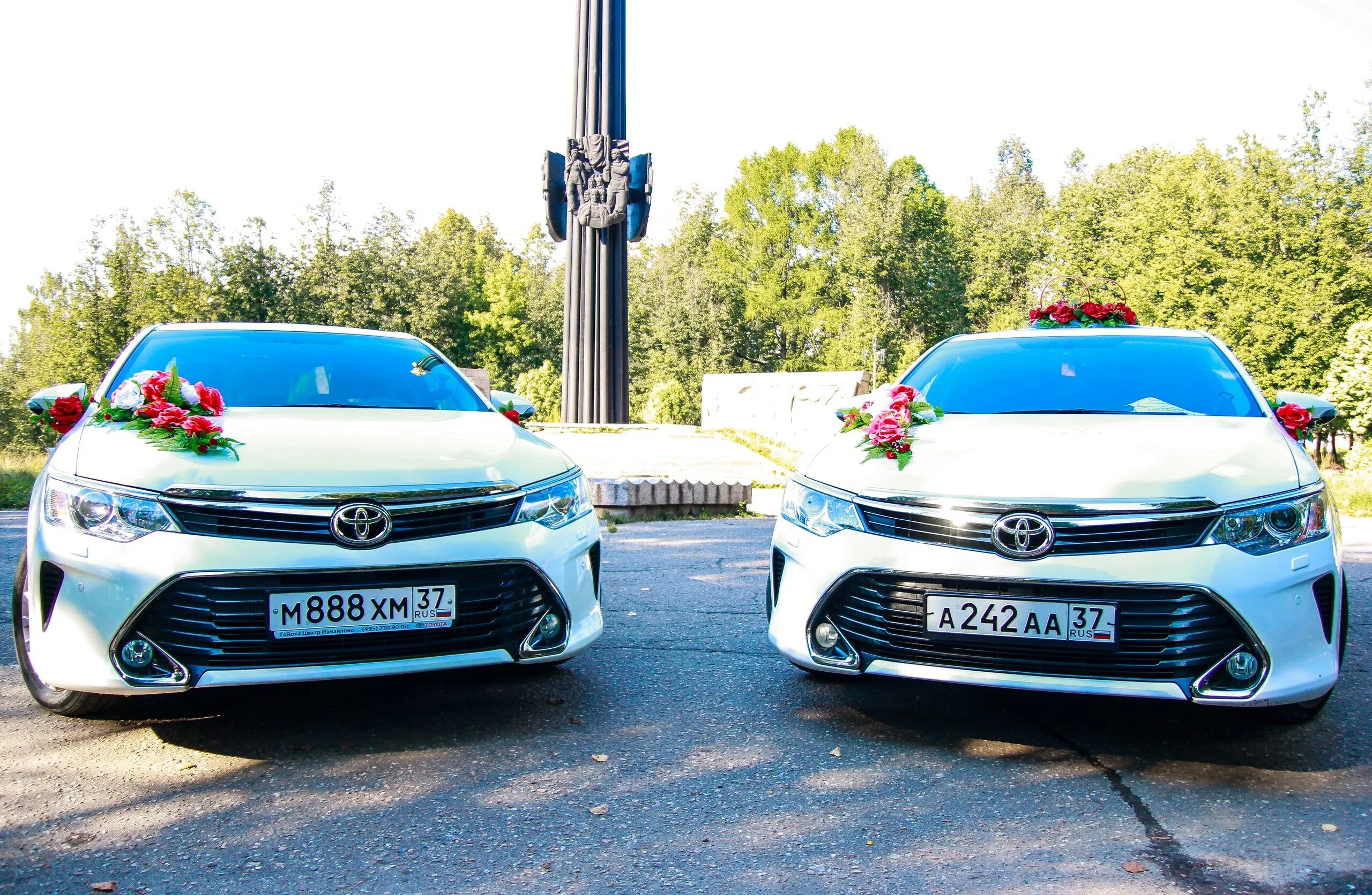 Прокат автомобилей иваново. Свадебный кортеж. Украшения на авто теана. Прокат автомобилей иваново. Белая тойота камри на свадьбу.