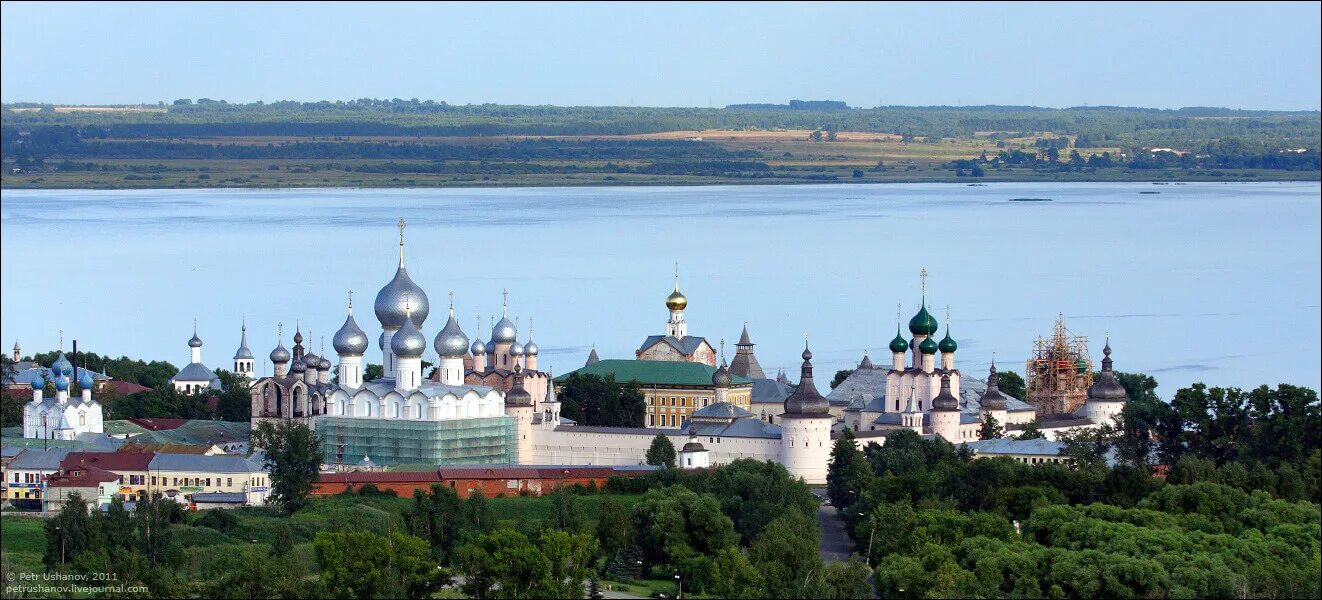 На берегах озера неро между москвой. Город Ростов Великий озеро Неро. Вид на Ростовский Кремль с озера Неро. Ростовский Кремль панорама. Ростов Великий Кремль на озере Неро.