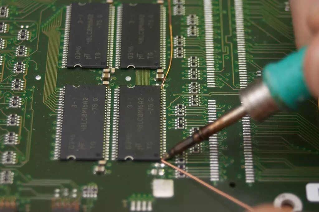 Как припаять микросхему. Пайка смд микросхем. Как припаять микросхему. Пайка смд компонентов паяльником. Как припаять микросхему.