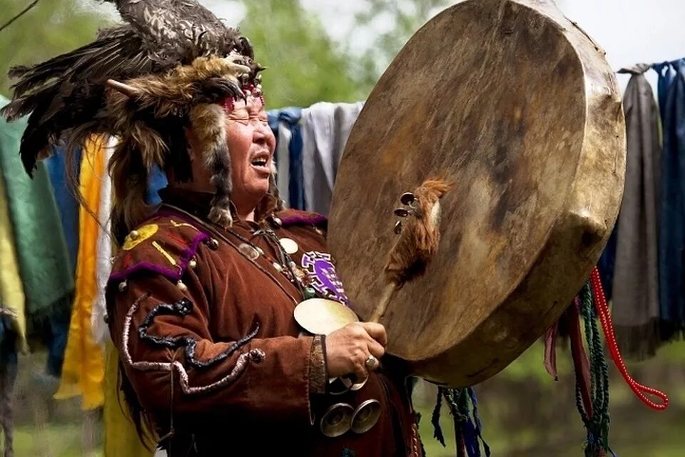древние шаманы. как называются песни шамана. тувинский шаманский бубен. алтайцы шаманы. шаманы тувы.