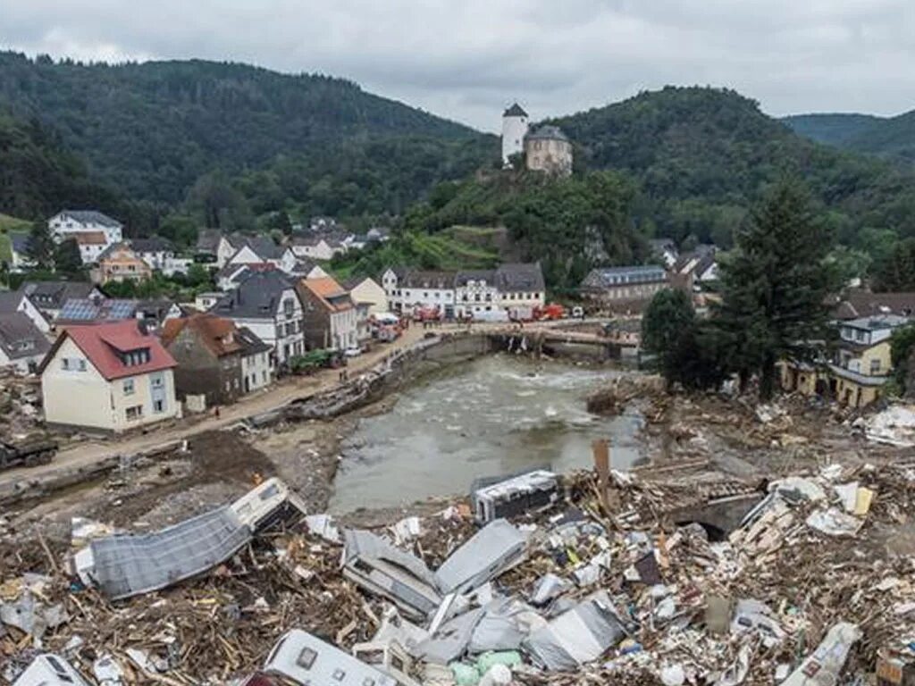 Оползень и сель. Наводнение цунами. Стихийные бедствия в японии. 11 марта 2011 япония цунами. Землетрясение и наводнение в мире.