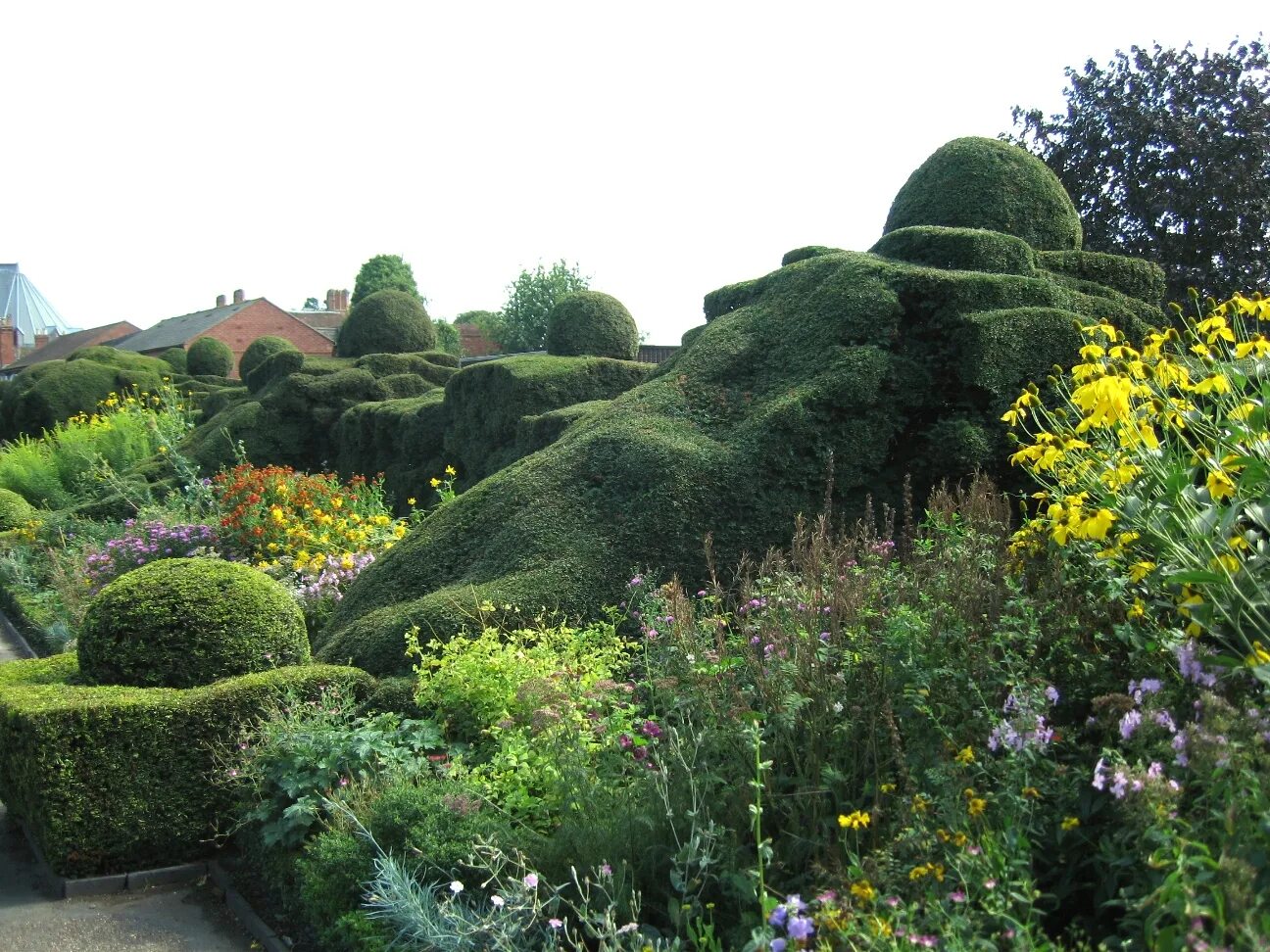 The great garden. Грейт дикстер сад. Lives of the great gardeners. The great garden. Английский сад розарий.