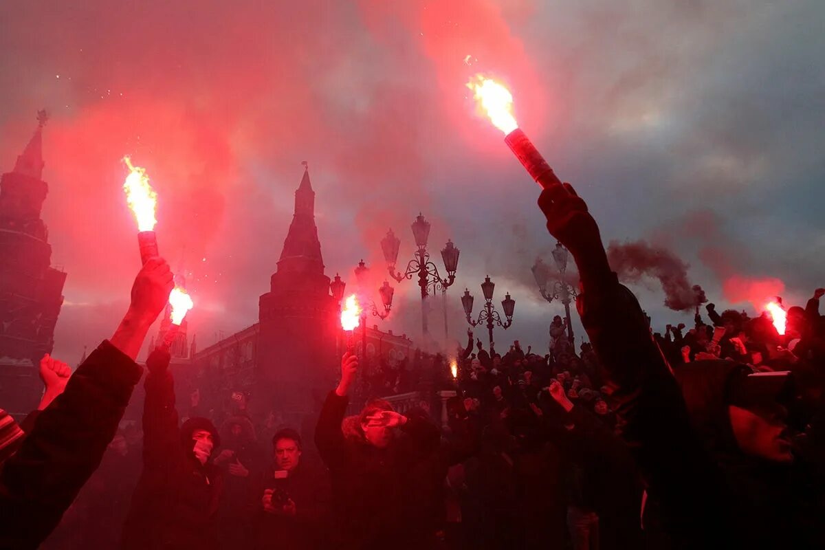 Митинги 2010. Манежка 2010 националисты. Манежная площадь 2010. 2010 - Массовые беспорядки в Москве на Манежной площади..