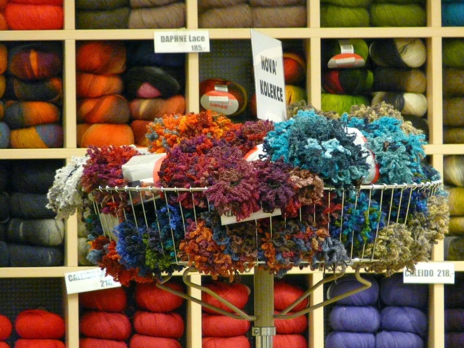 как называется место где продают. вернисаж в измайлово блошиный. вкусная еда из магазина. уличные художники на невском. магазин изделий из дерева.