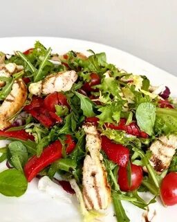 Салат с жареной курицей и помидорами