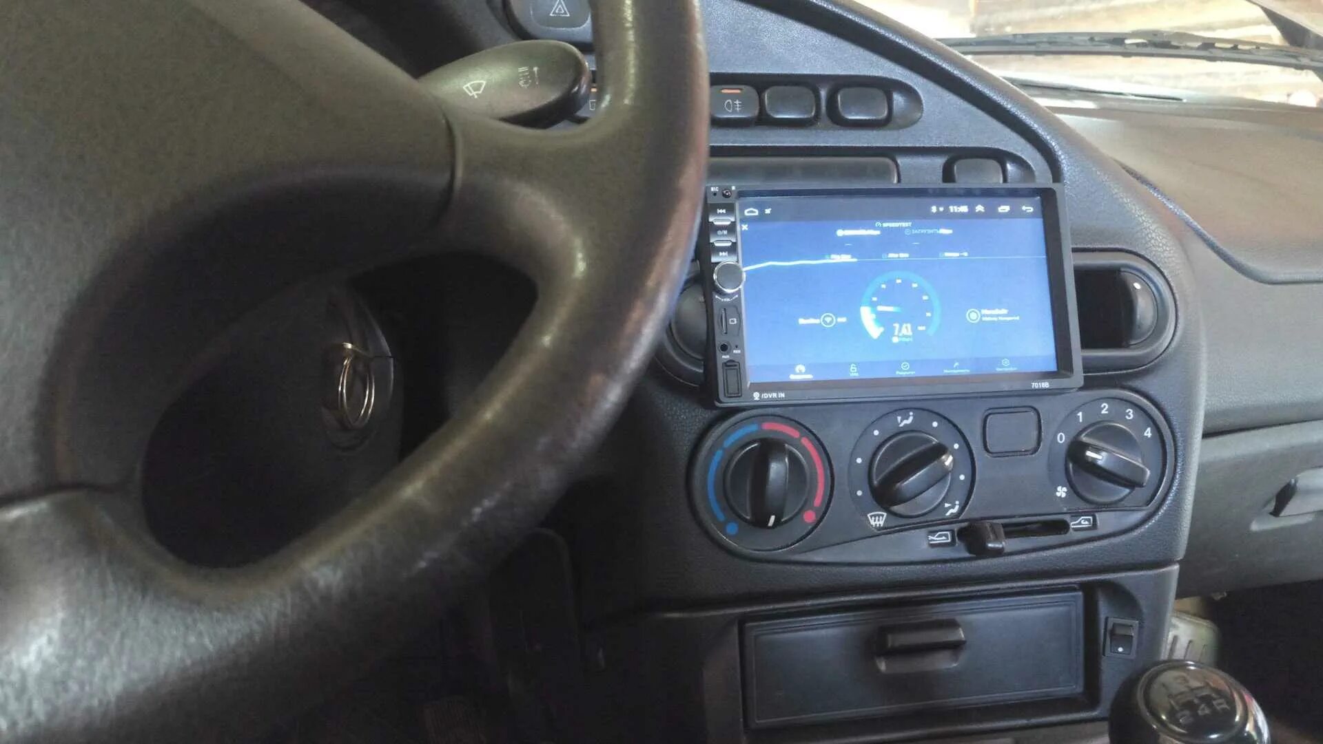 Chevrolet niva 7 дюймов магнитола. Андроид магнитола в шевроле нива. Экран нива шевроле штатная. Штатная мультимедиа нива шевроле. Андроид на ниву шевроле.