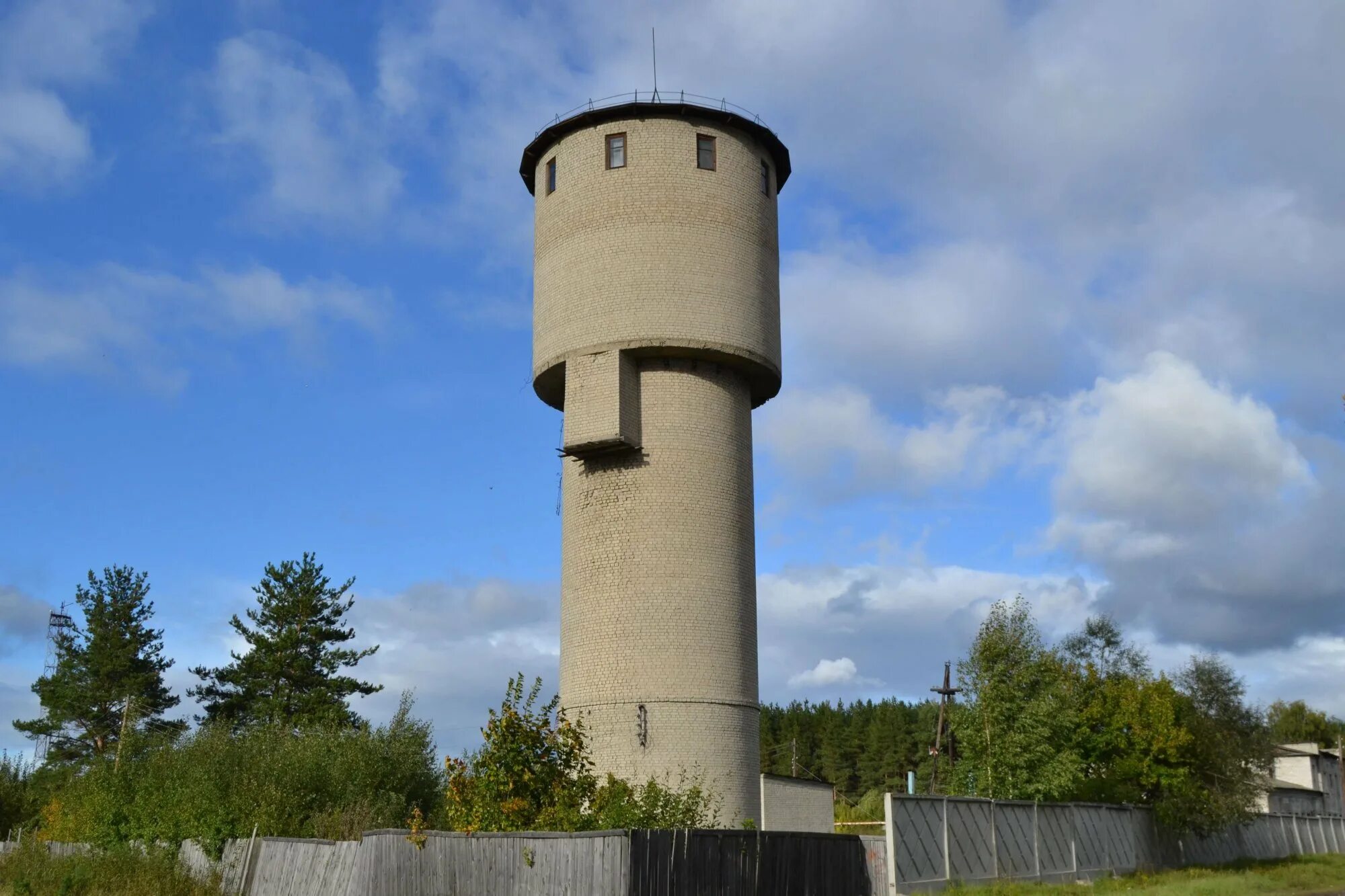 Ст. Сооружение водонапорная башня. Водонапорная башня петропавловск казахстан. Водонапорная башня в поденсаке (жиронда). Старая водонапорная башня яранск.