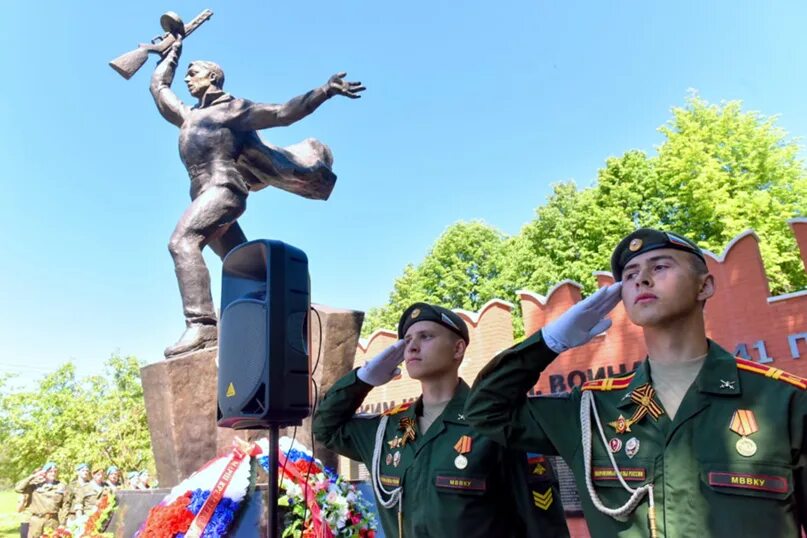 Какому событию посвящен памятник кремлевским курсантам. Кремлевские курсанты 1941 под Москвой. 1941 Год Кремлёвские курсанты в битве под Москвой. Памятник кремлевским курсантам в Волоколамске. Подвиг кремлевских курсантов.