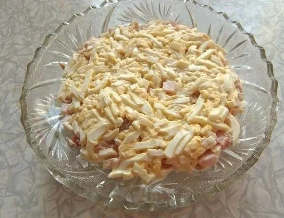 Салат белый с копченой курицей. Салат тиффани. салат с курицей и копченым сыром косичкой и грецкими орехами. слоёный салат шикарный сверху гр орех натерке. салат с курицей и виноградом и сыром слоями.