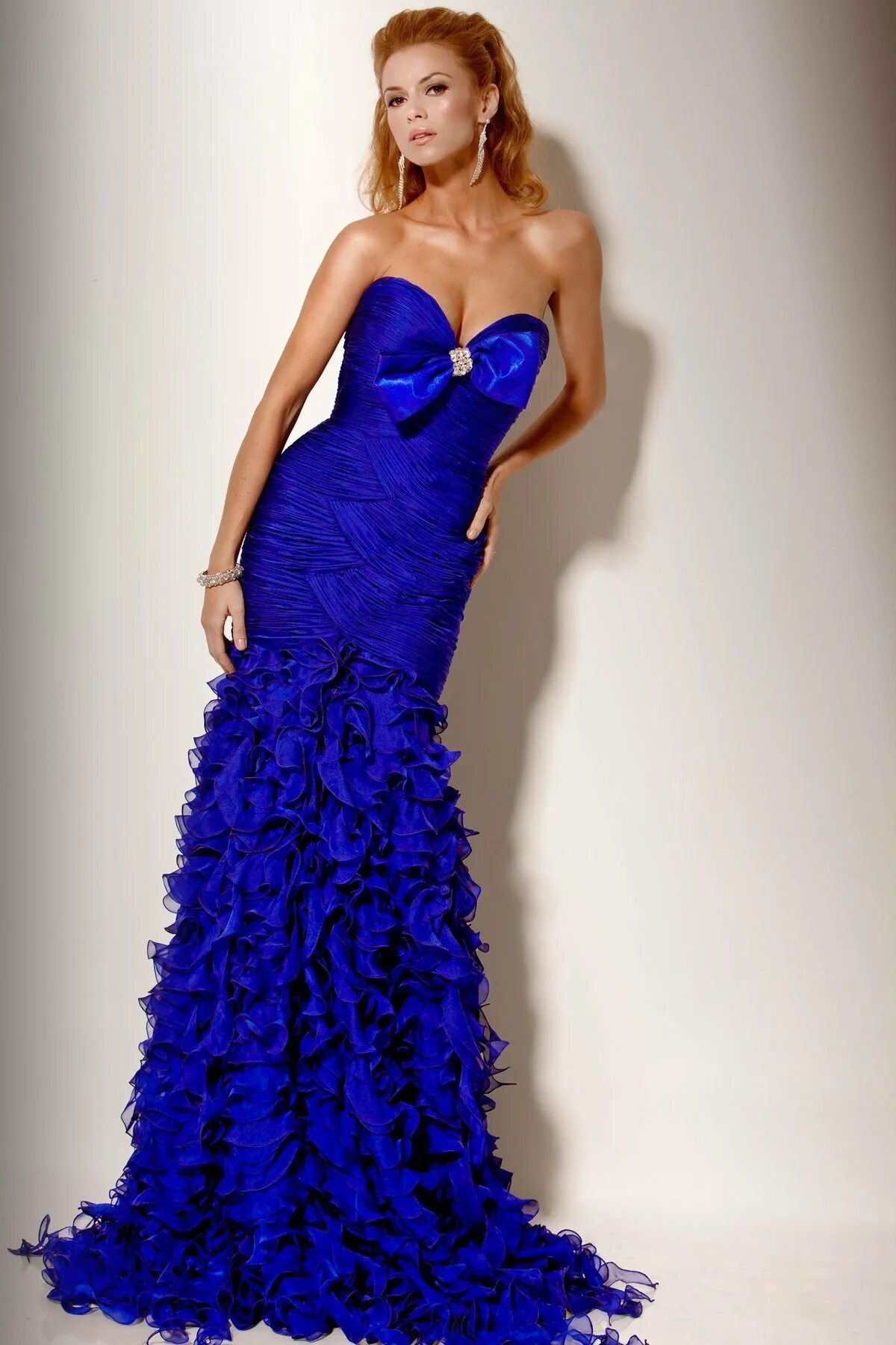 Длинный синий. Шикарное синее платье. Платье синего цвета. Красивые платья синего цвета. Вечернее платье синего цвета.