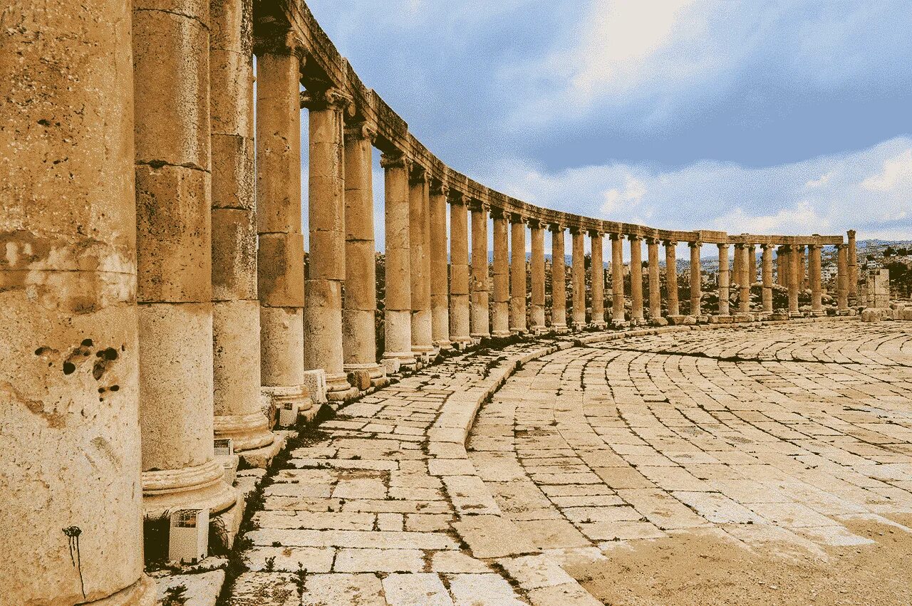 Колонна в прошлом 5 букв. Джераш Иордания. Римская колоннада. Римская Византийская колоннаде. Колоннада развалины.