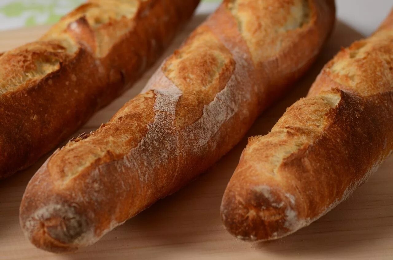 Французский багет в домашних. Багет французский. Багет выпечка. Французский хлеб. Багет луковый.