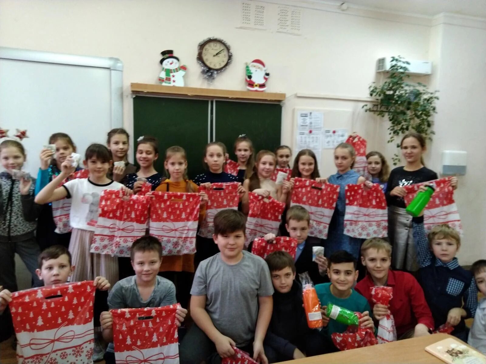 Наш классный новый год. Новогодний классный час для 1 класса. Презентация на тему новогодние традиции. Новогодний классный час для старшеклассников. Классный новый год.