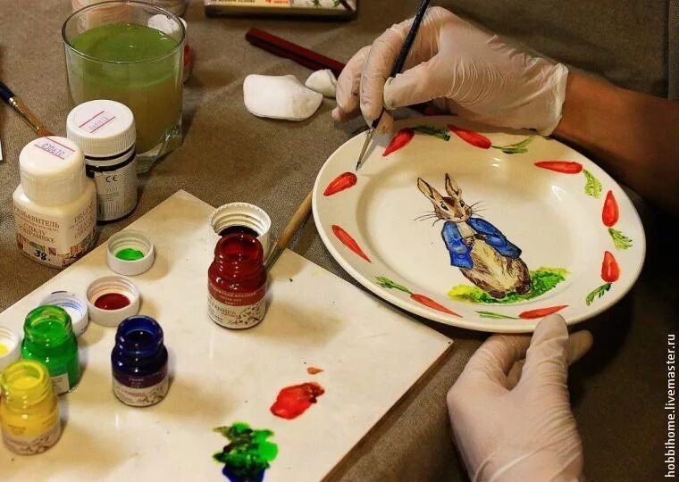 Можно ли разрисовать. Керамика роспись. Мастер классы для детей по росписи посуды. Художник по росписи посуды. Расписанная посуда.