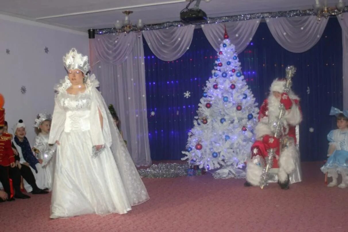 Костюмы к сказке снежная королева. Снежная королева изольда. Снежная королева 2022. Сценка на новый год в детском саду. Праздник снежной королевы.