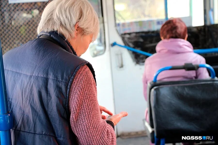 Проезд в общественном транспорте омск. Девушка в пуховике в омском автобусе. девушка в пуховике в автобусе омск.