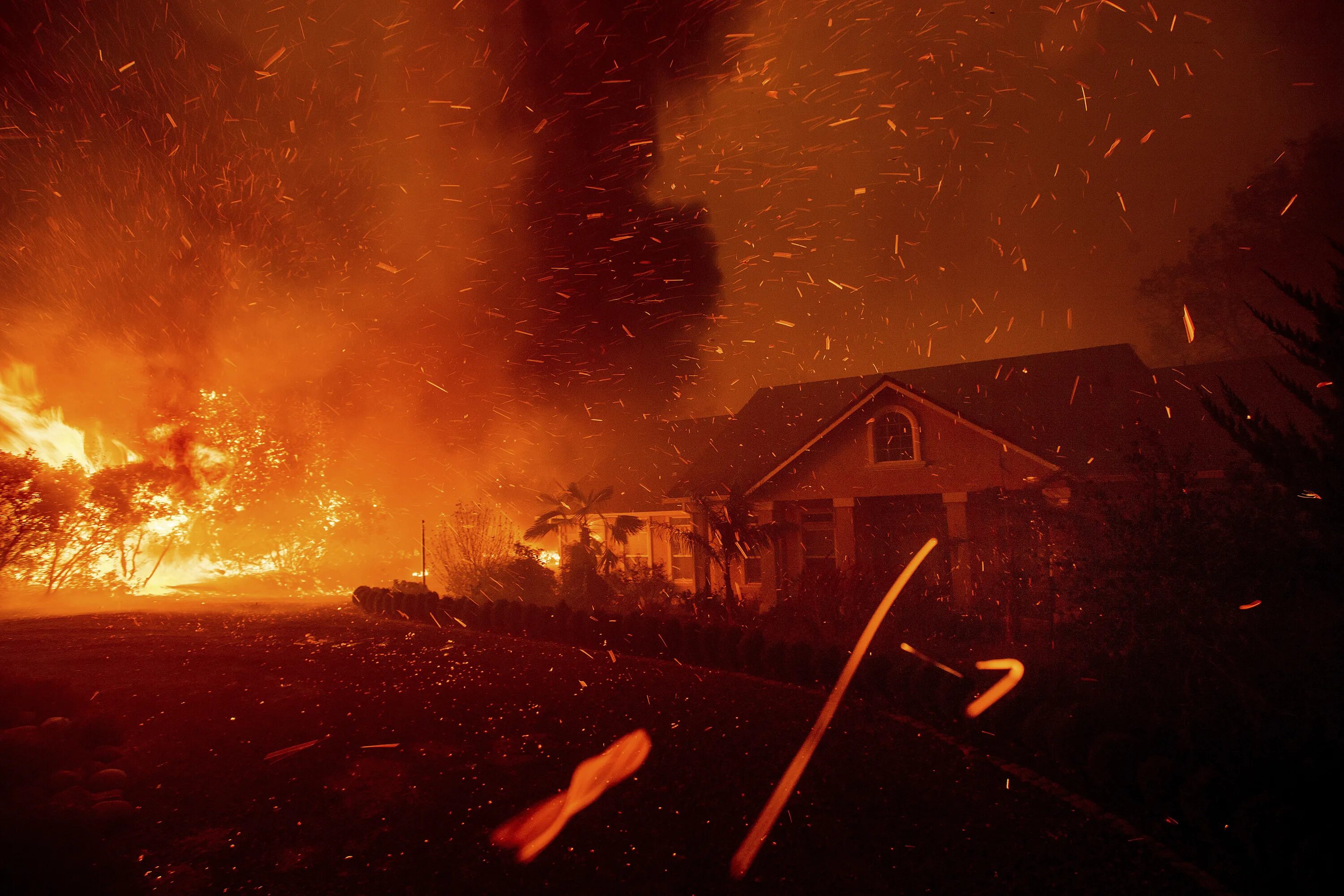 Город Парадайз Калифорния пожар. Город Парадайс Калифорния после пожара. Горящий дом. Пожар фон. Огонь разрушает