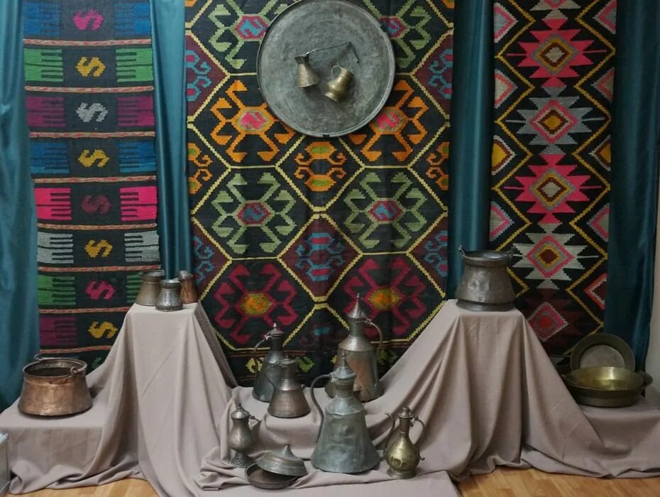 Домашняя утварь крымского ханства бахчисарай. Татарские предметы быта. Жилище одежда кухня татар в крымском ханстве. Жилище одежда кухня татар в крымском ханстве. Бахчисарай домашняя утварь 16 век.