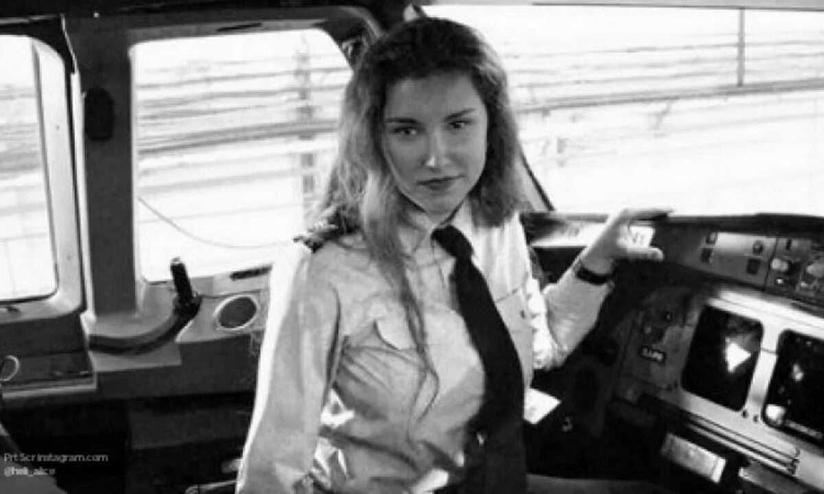 Пилот вертолета. Алиса пилот. Алиса куквинова вертолетчица. Пилот вертолета россии. Alisa instagram israel.