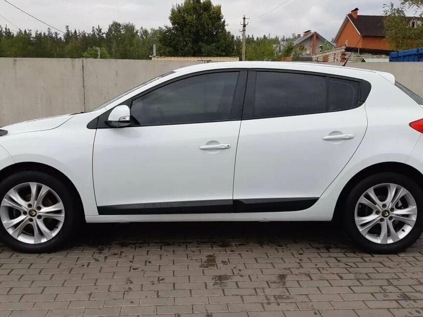 Серебристый рено меган хэтчбек 2004г. Renault megane iii 2010. Рено меган 3 хэтчбек 2020. Рено меган 3 хэтчбек черный. Рено меган 3 с красными молдингами.