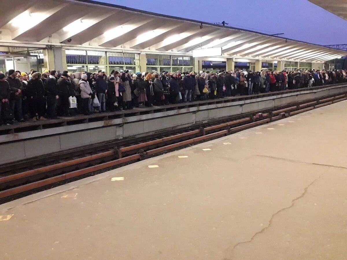 Выхино родники электричка сегодня. Станция метро Выхино. Московский метрополитен станция Выхино. Станция Выхино платформы. Станция метро Выхино давка.