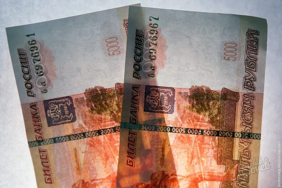 Настоящие пять тысяч рублей. Поддельная купюра 5000 рублей. фальшивая 5000 купюра. фальшивые купюры 5000 рублей. поддельные 5000 купюры.