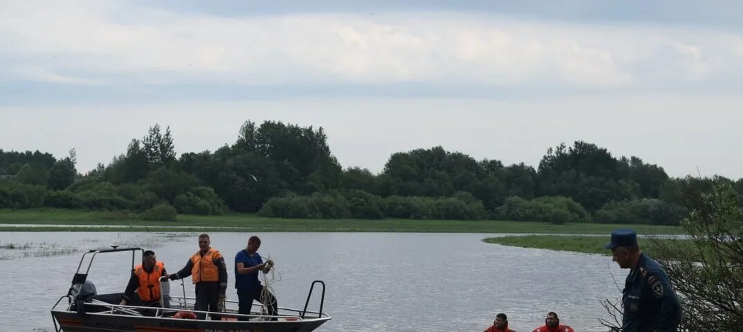 Рыбалка на реке полисть. Парни на речке. Река питьба новгородская область. Новгородская область утонули. Река мста боровичи.
