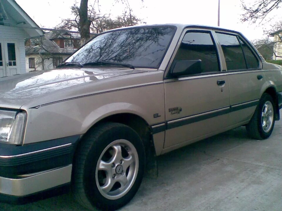 Опель купить куфар. Opel Ascona 1.6. Опель Аскона 1988 хэтчбек. Опель Аскона 1986 купе. Opel Ascona c 1986 мотор.