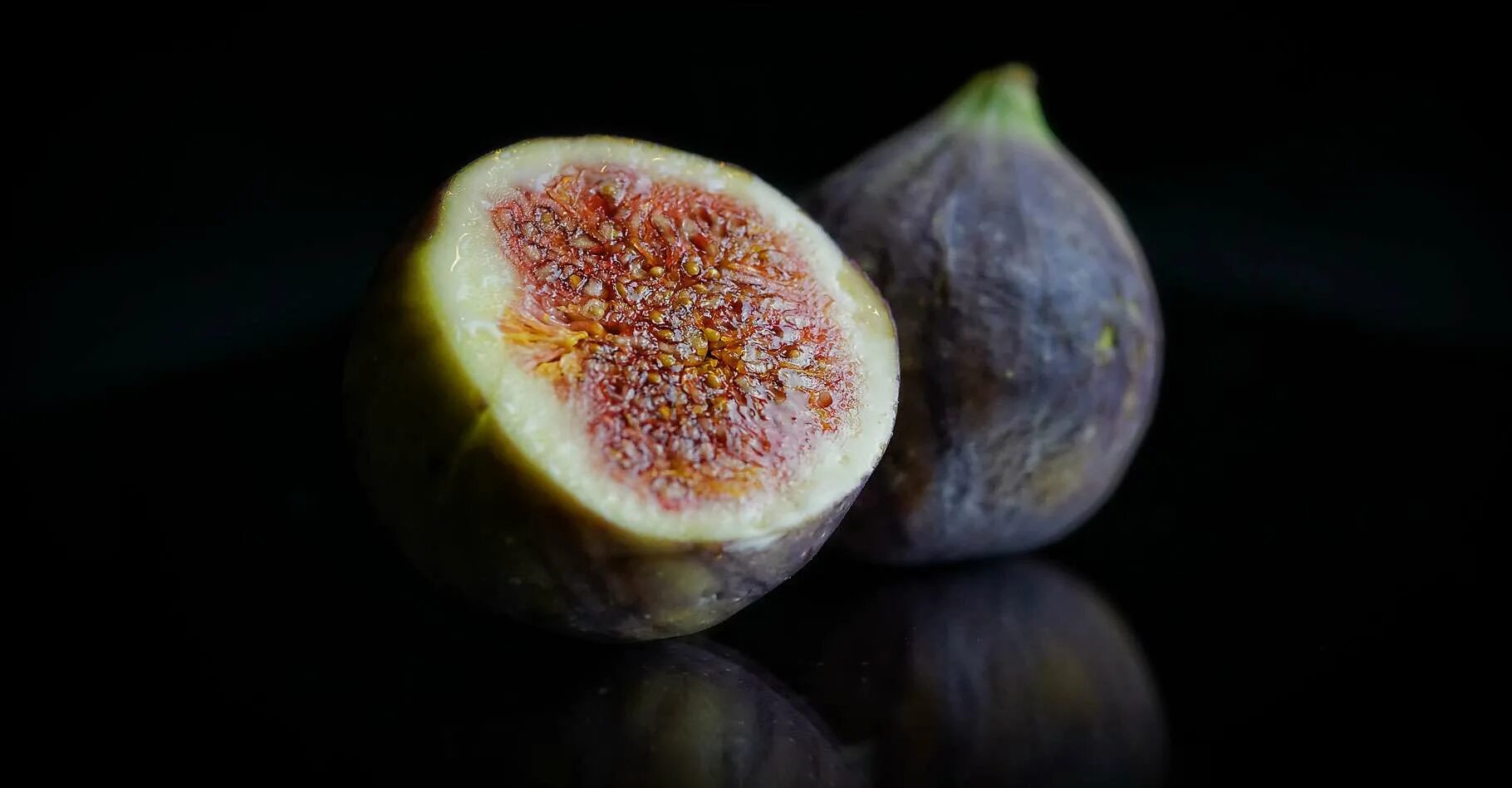 Как выбрать инжир свежий. Инжир. инжир фрукт. инжир черный. экзотические фрукты на темном фоне.