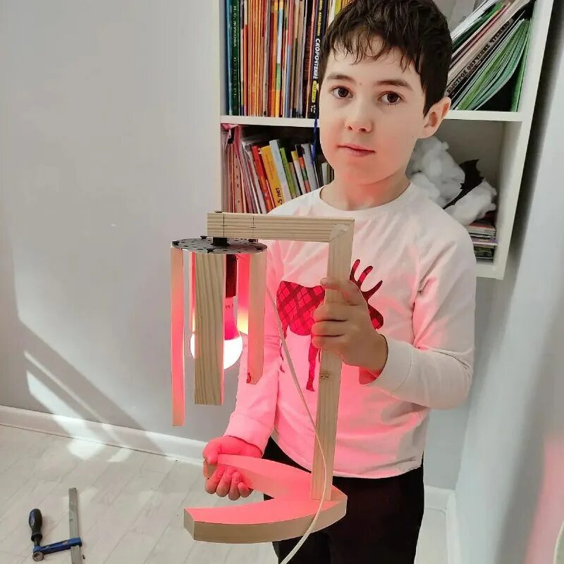 Школьник мастерски. Школьник мастерски. Школьник мастерски. Фартук для школьной мастерской. Столярное дело для детей.