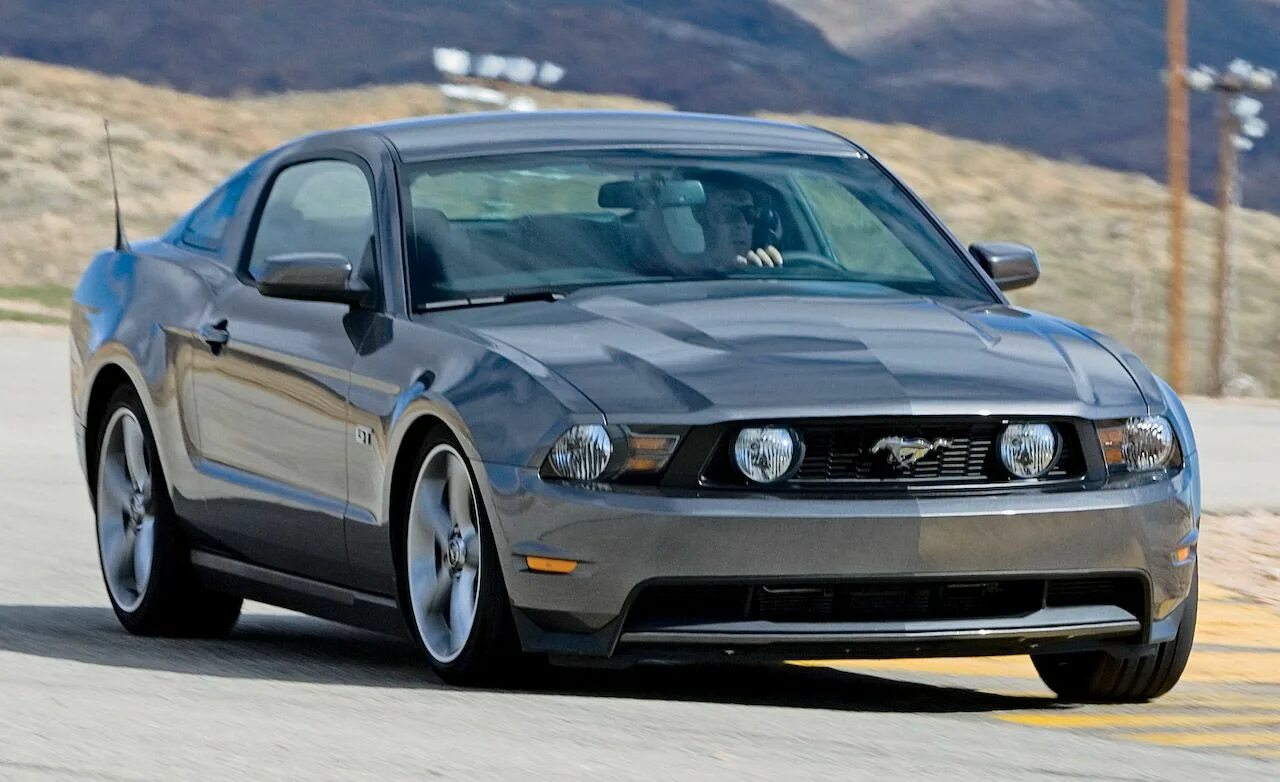 Ford mustang ночью. Форд мустанг баку. Форд мустанг баку. Форд мустанг ночью. Форд мустанг 2013.