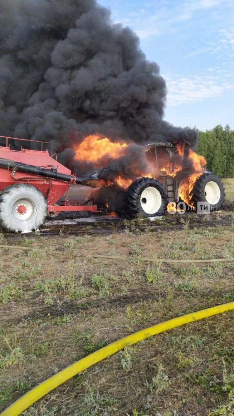 Сгорел трактор. Загорелся трактор. Горелый трактор. Горящий трактор в поле. Сгоревший трактор