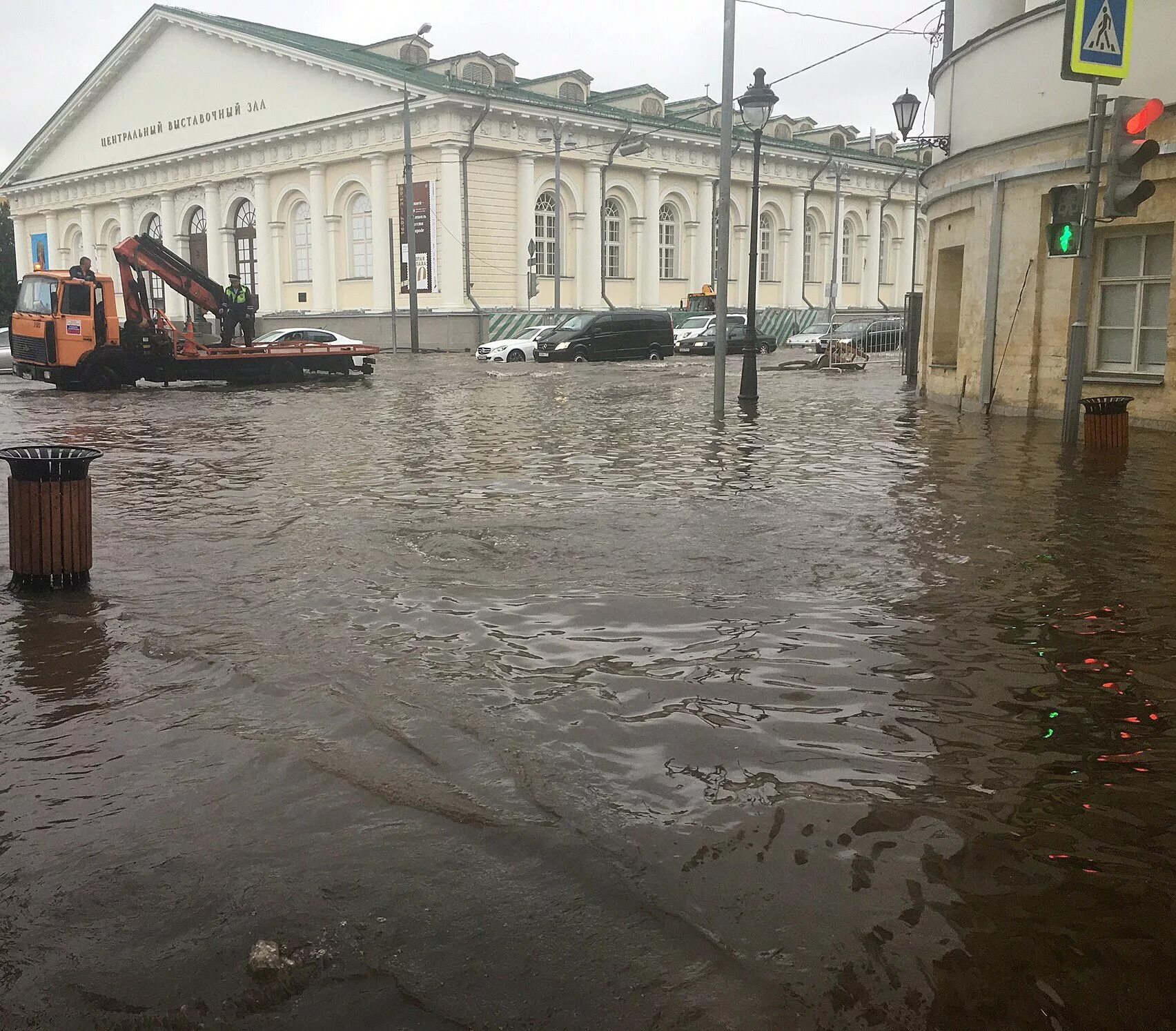 Москва поплыла. Потоп в москве. Москва наводнение 1994. Москву затопило. Дождливый город.