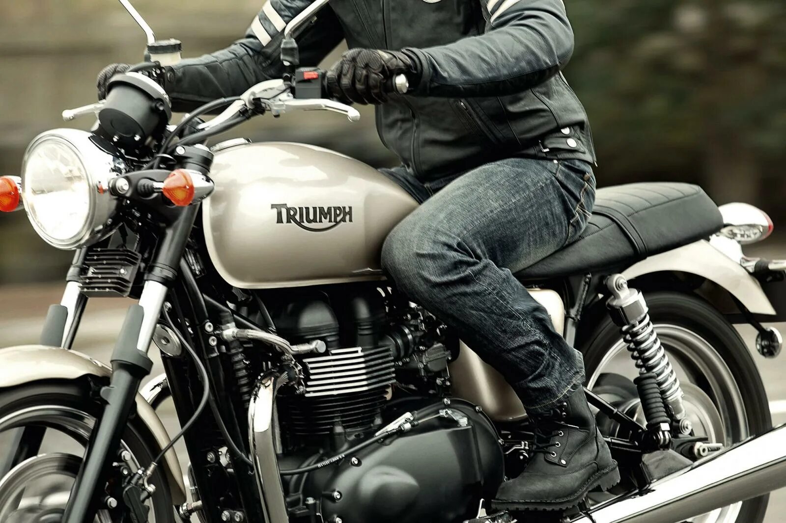 Мотоцикл Triumph Bonneville. Мотоцикл Триумф Бонневиль 2013. Triumph Bonneville 2014 с Райдером. Английский мотоцикл Триумф Бонневиль. Байк чье производство