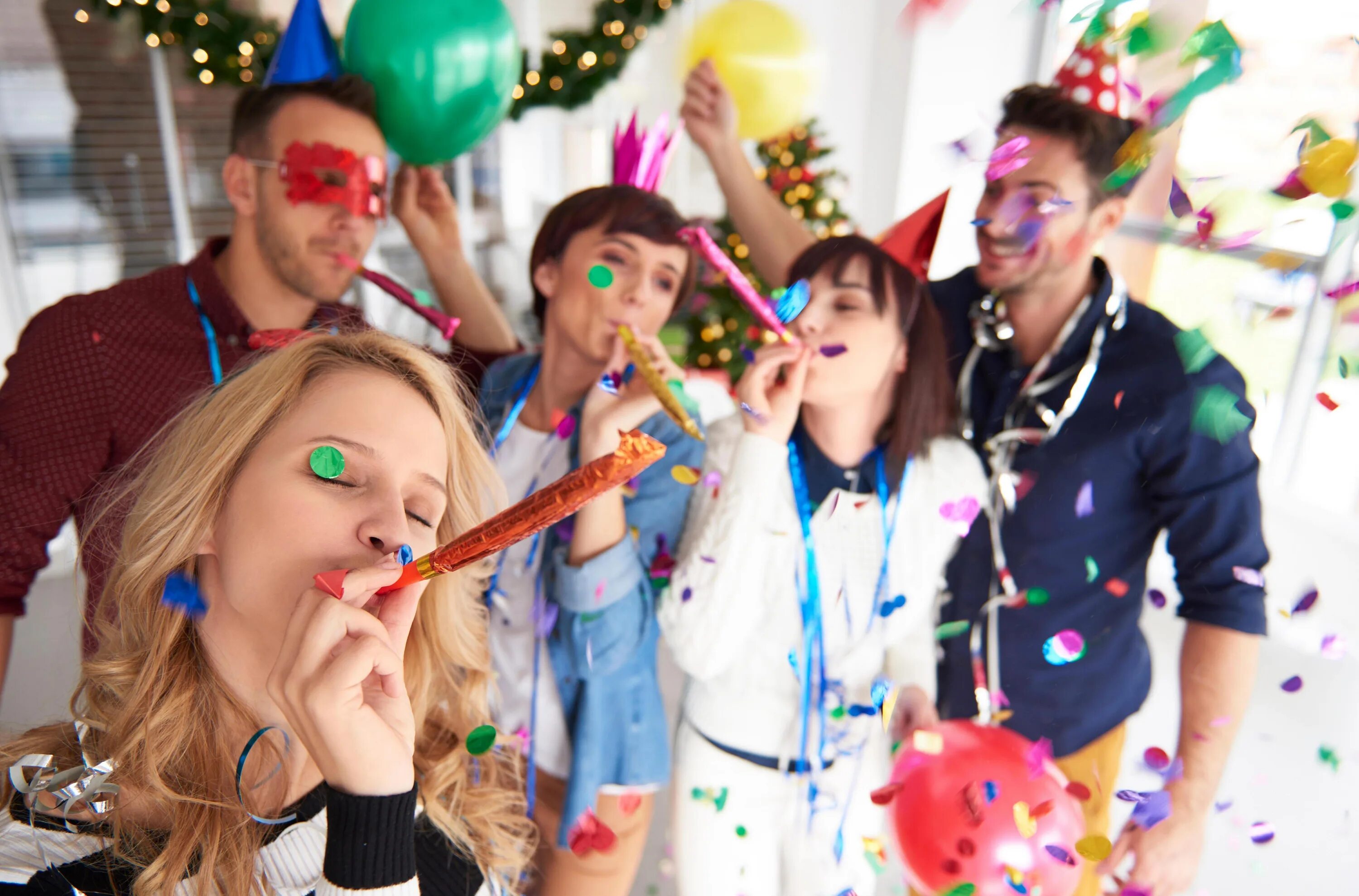 Веселье значение. Веселая компания друзей. День рождения вечеринка. Тусовка. Пляжная вечеринка.