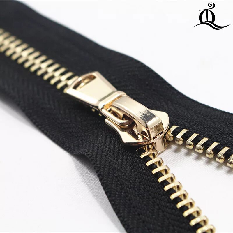 Amazing zipper. Молния металл 2 бегунка золото 100 см. Молния застежка. Замок молния. Молния на куртке.