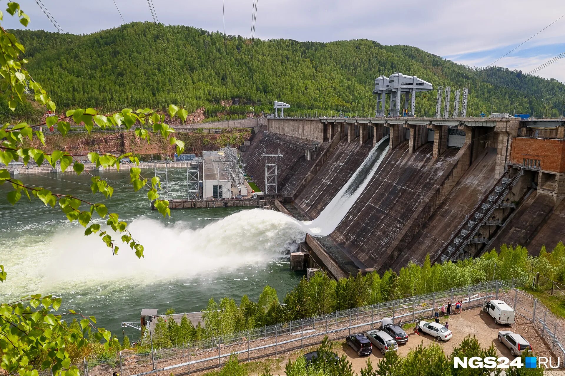 Лучшие сброс. Енисей красноярск гэс. Плотина краснодарского водохранилища. Цимлянская гэс тепловое загрязнение. Иркутск братская гэс.