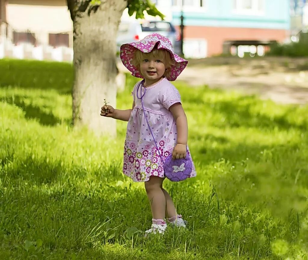 Девочки дети на прогулке. Девочка гуляет. Девочка гуляет на улице. Девочка гуляет. Боевка фотосессия прогулка с ребенком.