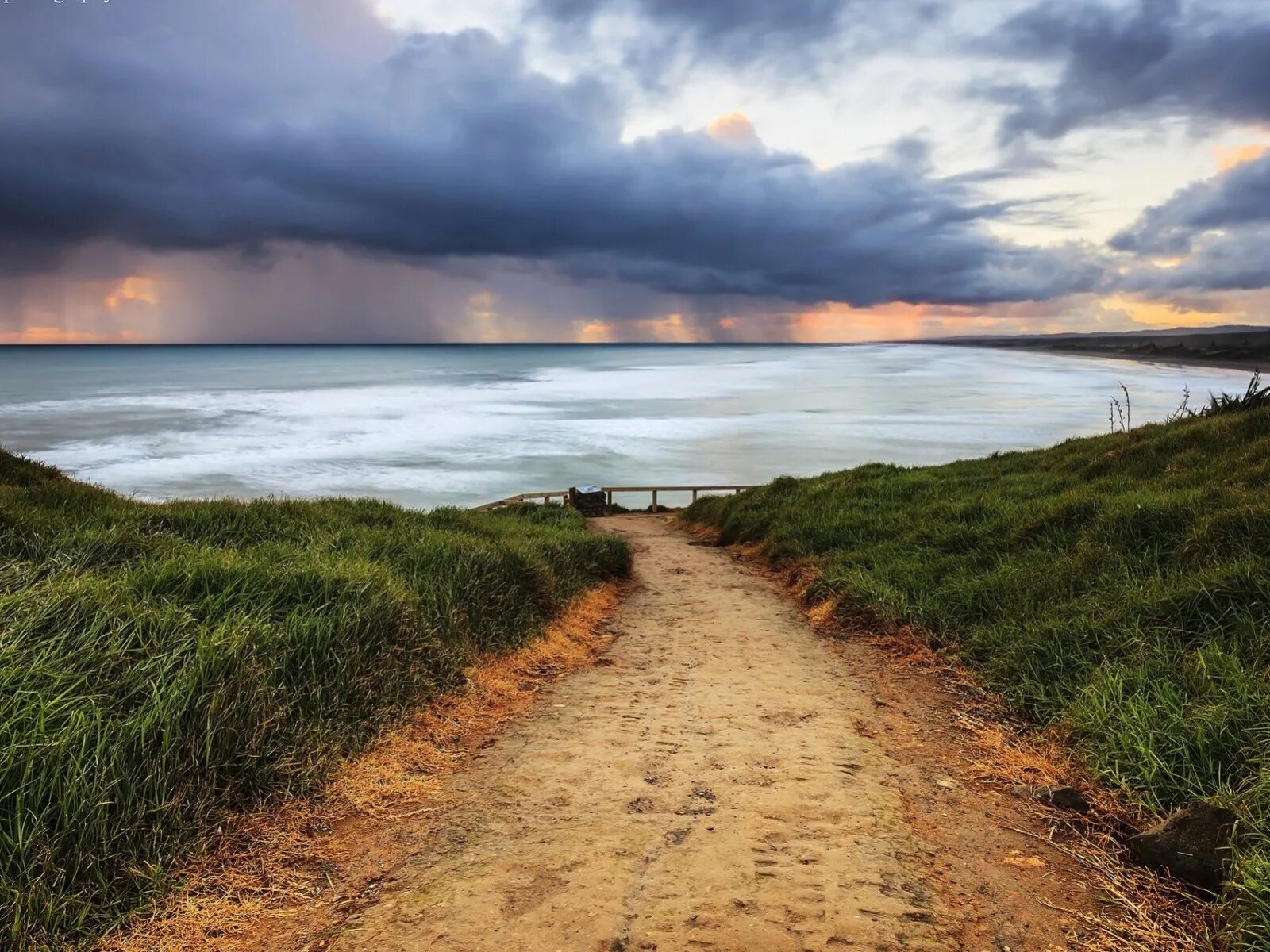 Wet wind. Фотосессия при ветреной погоде. Wet wind. Ветер фильм 1992. Брызги воды фото.