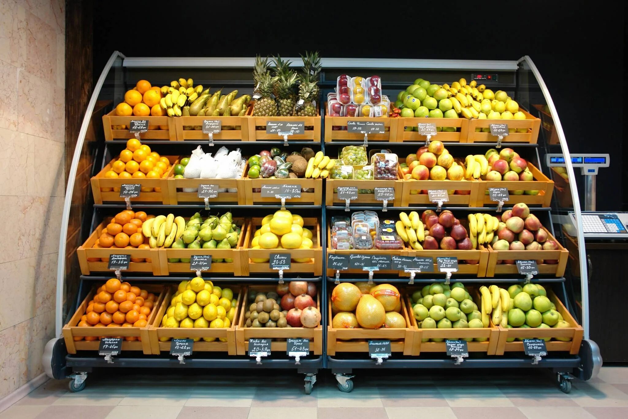 Авито купить фрукты. Витрина фрукты. Выкладка овощей и фруктов. Выкладка овощей и фруктов в магазине. Выкладка фруктов.